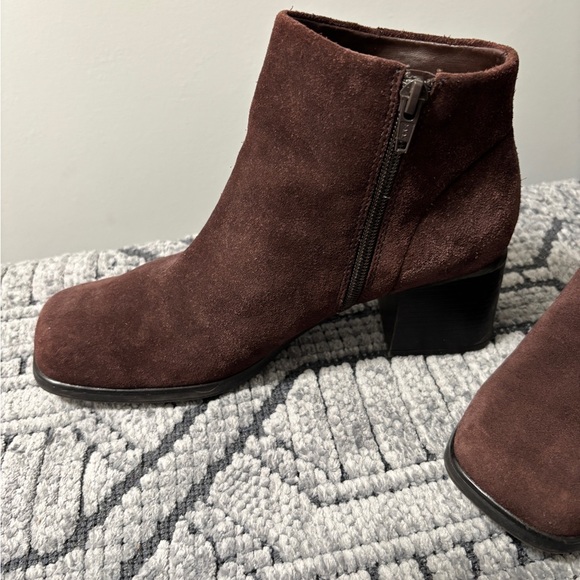 Women's Brown Suede Boots Size 8-1/5 - Picture 5 of 7